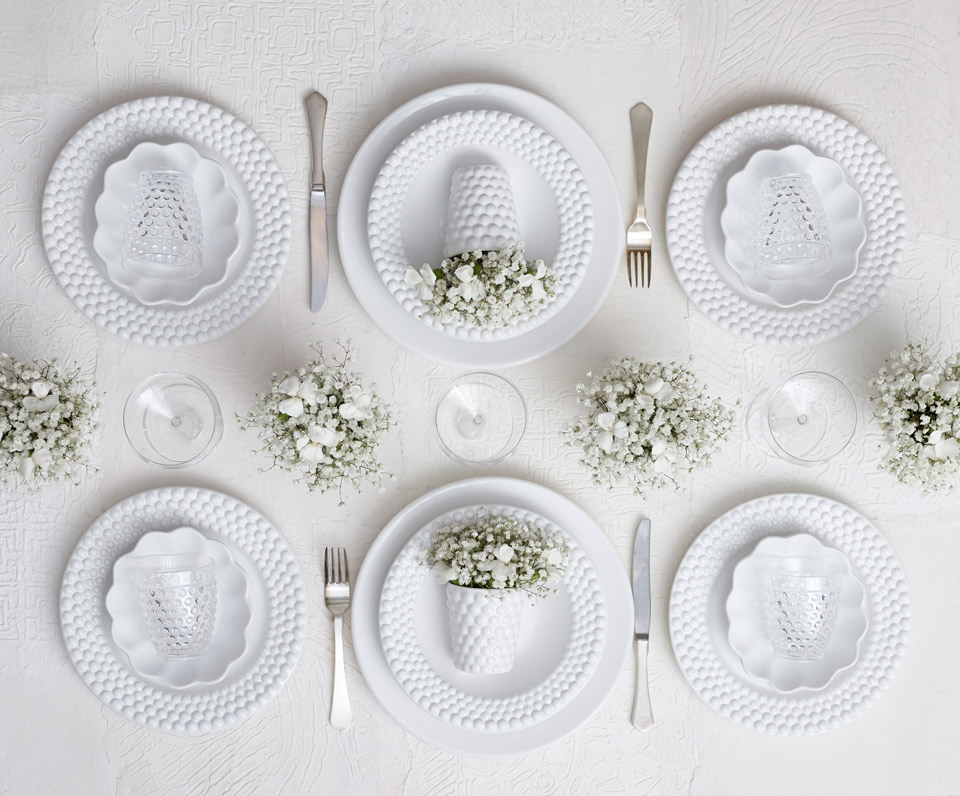 白い食器でテーブルコーディネート
