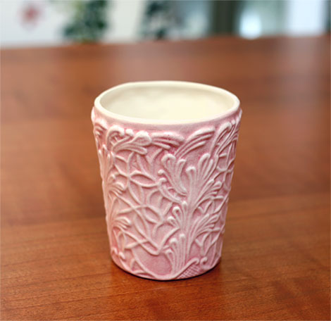 ピンク色のコーヒーカップ
