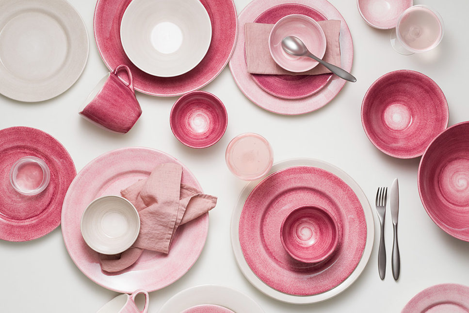 明るくて優しい印象のピンクの食器でテーブルコーディネートに女性らしさをプラス