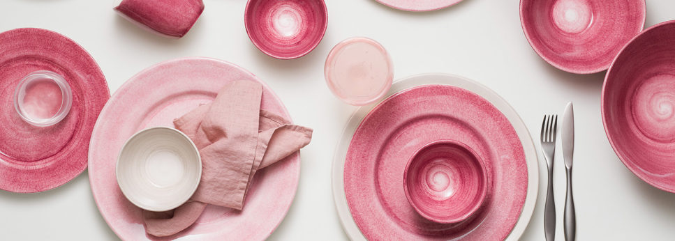 明るくて優しい印象のピンクの食器でテーブルコーディネートに女性らしさをプラス