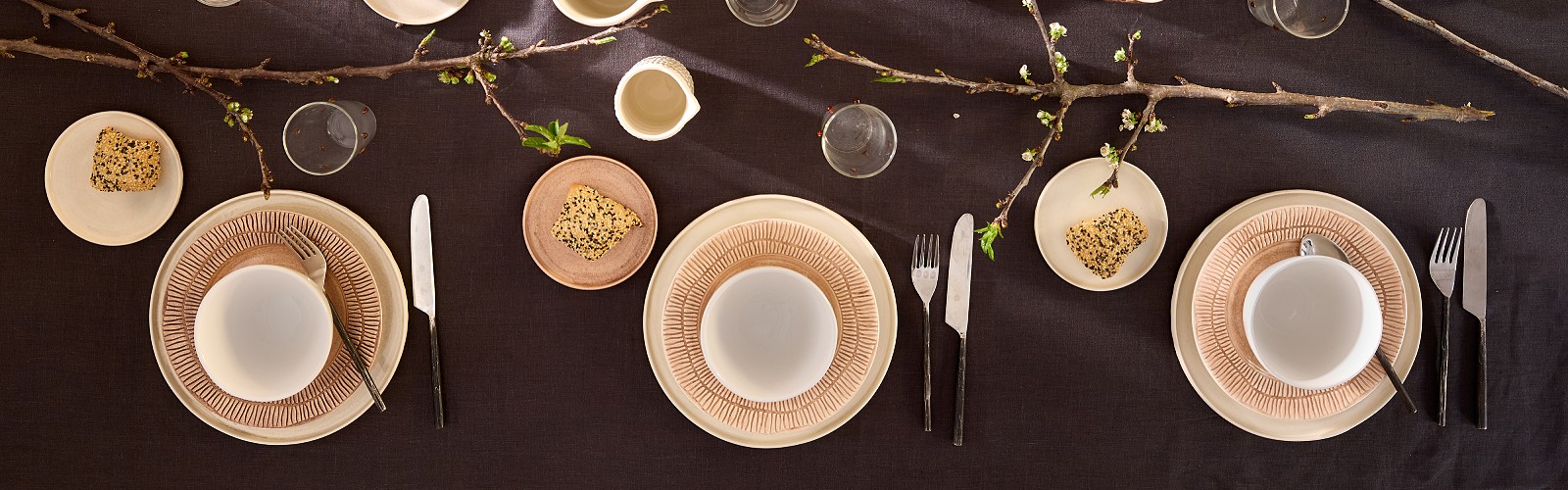 薄茶色の食器で新春のテーブルコーディネート
