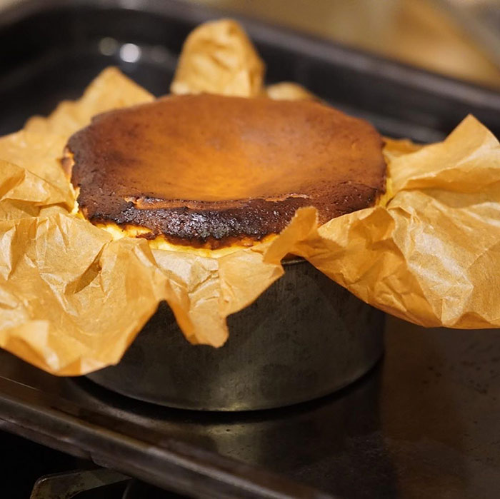 オーブンで焼くバスクチーズケーキ