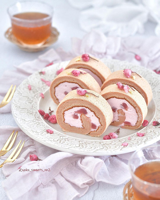 桜のロールケーキとお皿
