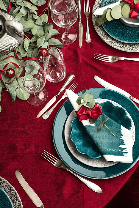 3色の食器でクリスマスのテーブルコーディネート