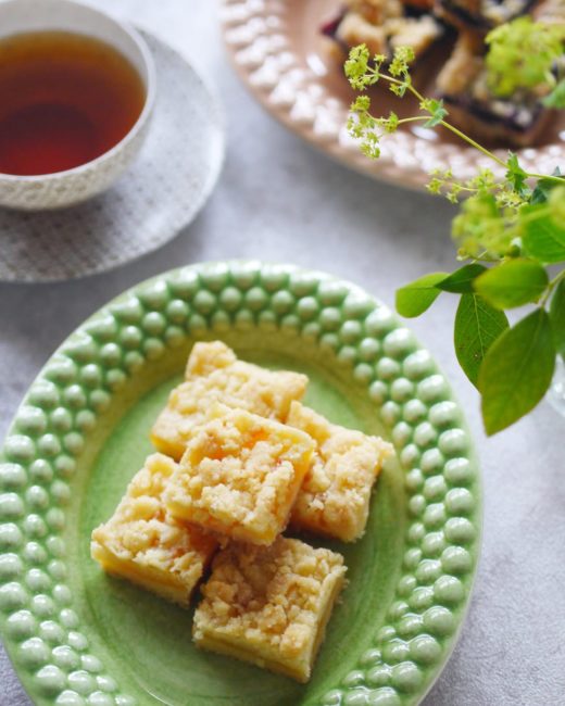 デザートとカラフルなお皿