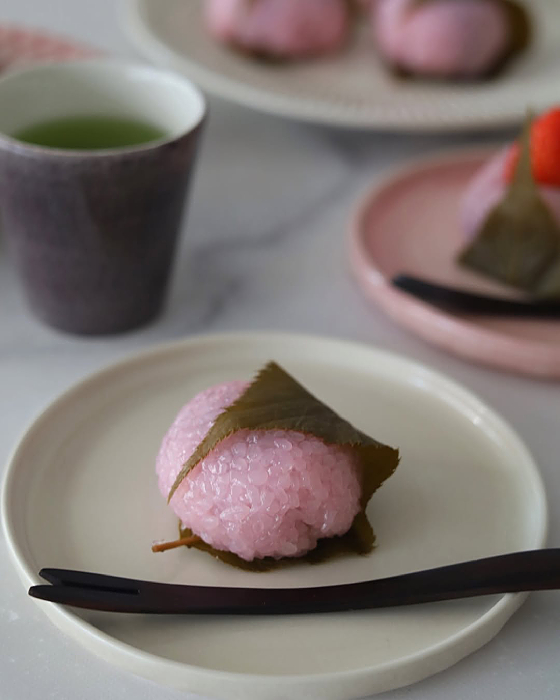 和モダンな陶器製MSYプレート13cmサンドに盛り付けた桜餅