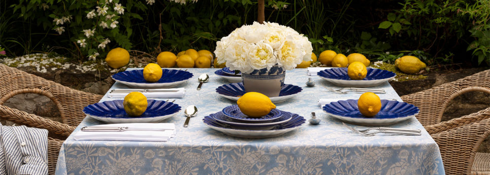 鮮やかな青い食器のテーブルコーディネート