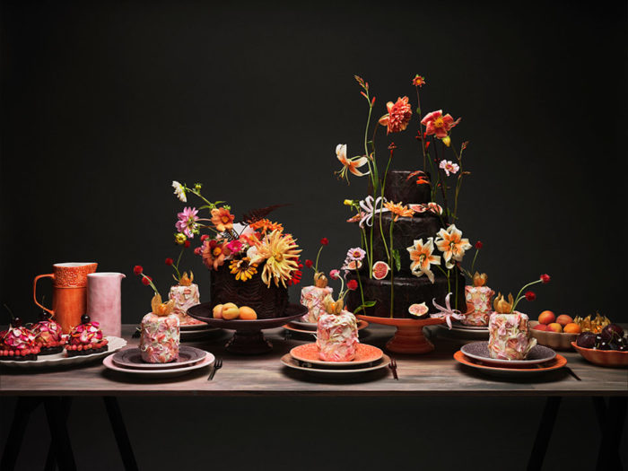 お花と食器のテーブルコーディネート