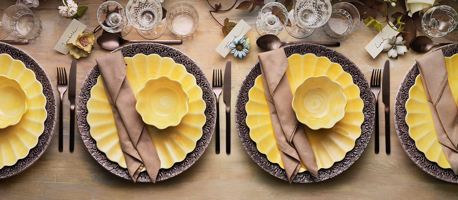 黄色い食器が大人っぽく引き締まるプラムとのコーディネート