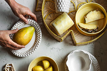 黄色い食器とニュアンスカラーの色合わせ