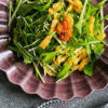 サラダの水菜と薄揚げの色が映える大皿