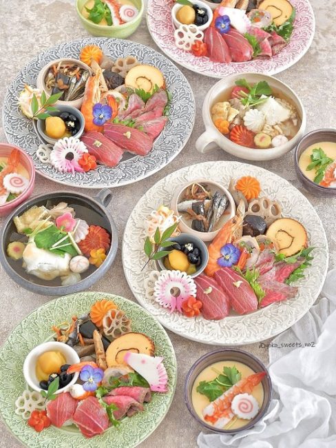 レース模様のお皿でワンプレートおせち