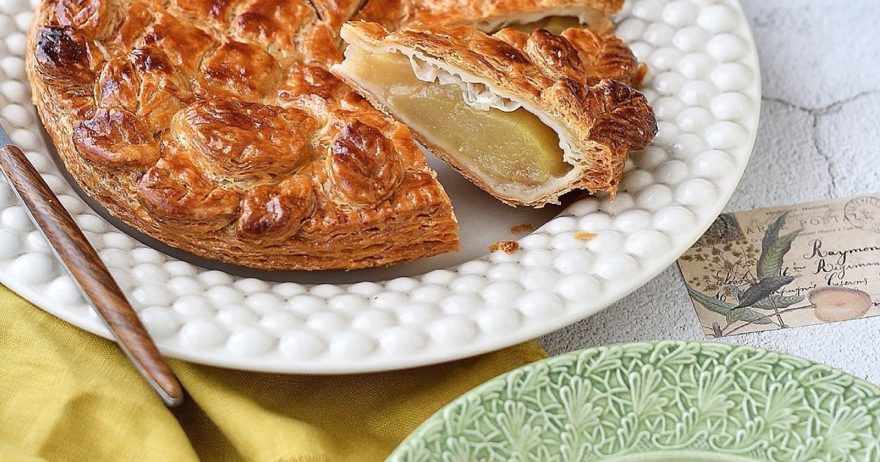 ケーキ皿とラフランスのパイ｜北欧ブランドの食器Mateusで彩るティータイム