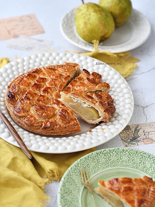 ホールパイを盛り付けた直径28cmの北欧ブランドのケーキ皿　