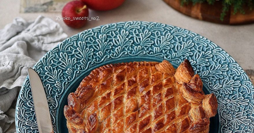 レースの大皿で格上げ！アップルパイと北欧食器の幸せな時間