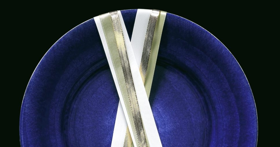 ギフトのご注文はお早めに！おしゃれな青いお皿