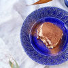 ティラミスを青いお皿に盛り付けてクリスマステーブルに！