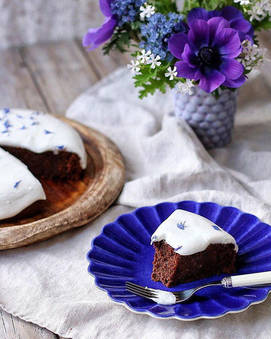 ブルーの食器と白いケーキ