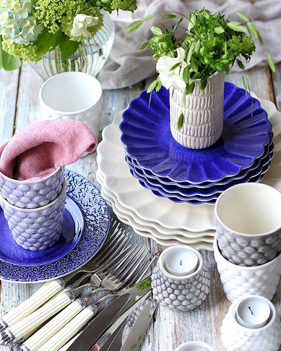 青と白の食器でテーブルセッティング