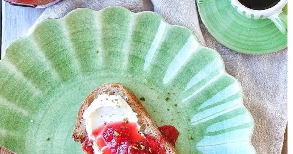 グリーンのお皿でおしゃれな朝食！おうちモーニング