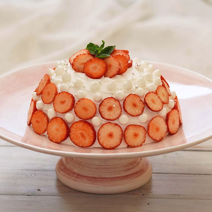 ケーキスタンドと苺のケーキ