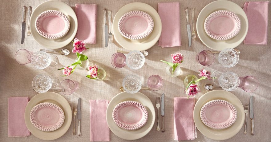 優しいライトピンクとサンドでフェミニンなテーブルコーディネート