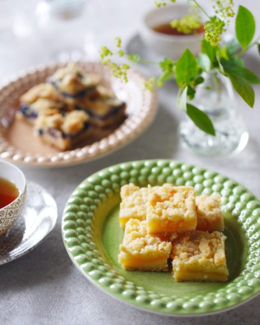 グリーンのお皿とデザート