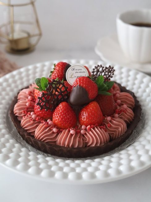 カフェ風の白いドット柄プレートで楽しむ手作りタルト。北欧風の器選び