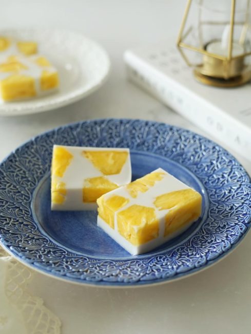 淡いブルーのレースプレートと寒天スイーツ