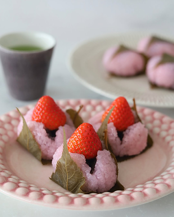 陶器製のかわいいバブルスオーバルプレートライトピンクに盛り付けた桜餅
