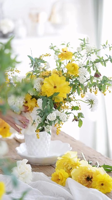 マテュースのホワイトのカップとボウルを使った、おしゃれな花の飾り方スタイリング