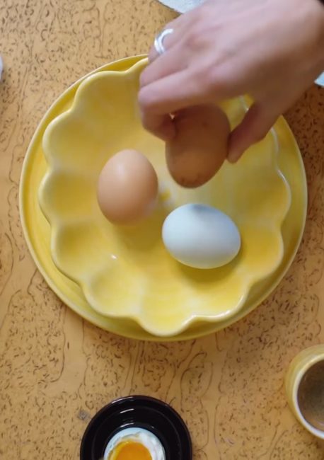 陽光にきらめくマテュース(Mateus)の黄色い食器。ハンドメイドの刷毛目(はけめ)が美しい、イースター(Easter)のテーブルコーディネート