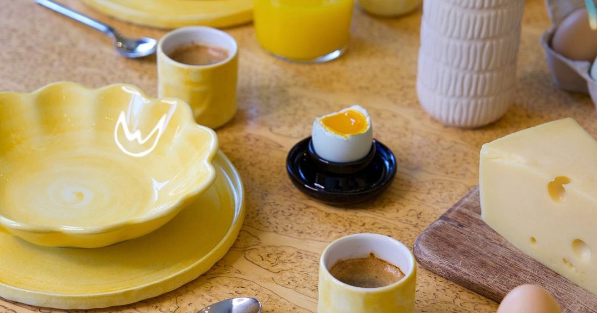 マテュース(Mateus)の黄色い食器で彩る春のイースターテーブルコーディネート。おもてなしの朝ごはん。