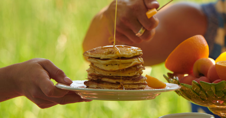 4月5月の連休に楽しむ、マテュースのハンドメイド食器を使ったおしゃれなテラスランチの様子