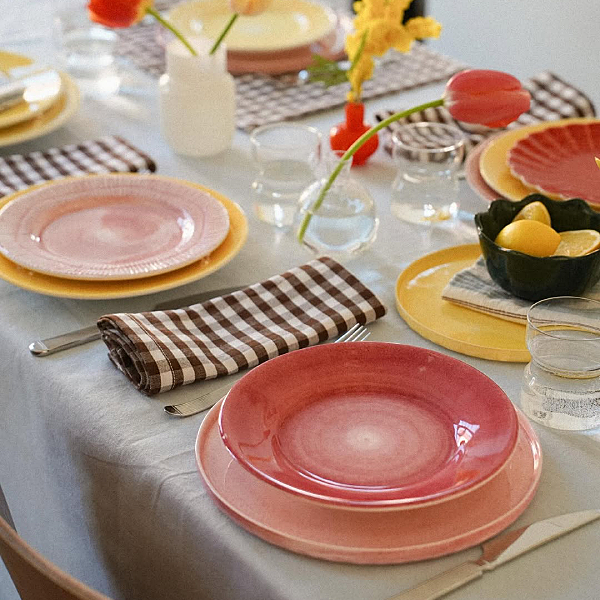 ¥Þ¥Æ¥å¡¼¥¹¤Î¥Ô¥ó¥¯¤Î¥×¥ì¡¼¥È¤ò¼çÌò¤Ë¡¢Ãã¿§¤Î¥®¥ó¥¬¥à¥Á¥§¥Ã¥¯¤ä¥ß¥â¥¶¤òꤍ¤¿±ü¹Ô¤¤Î¤¢¤ë¿©ÂîÉ÷·Ê