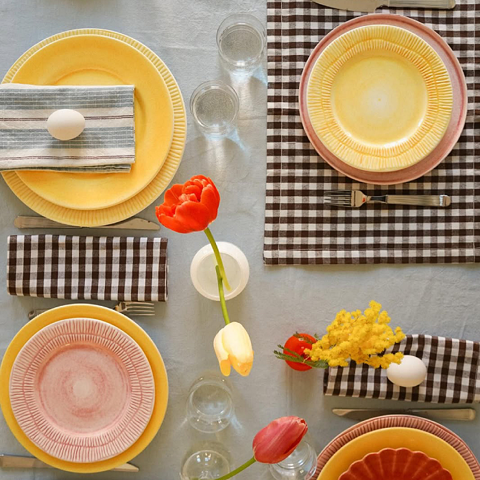 爽やかな水色のクロスに、マテュースのカラフルな食器と春の花々を散りばめたイースターのテーブルセット