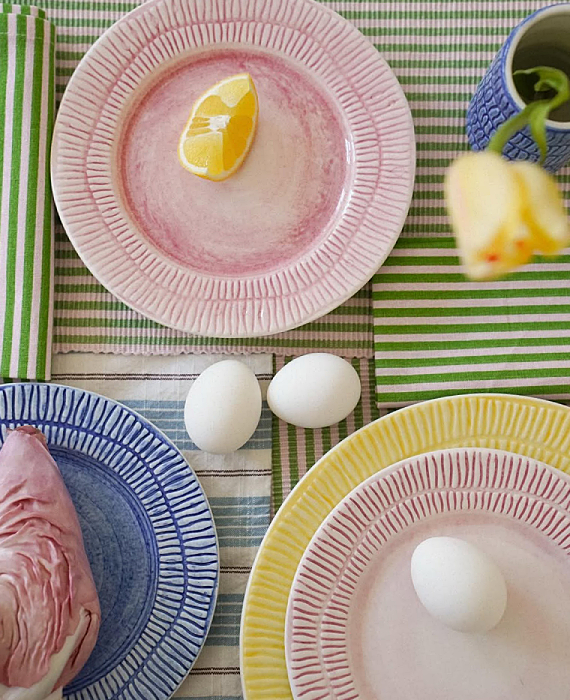 マテュースのライトピンクやイエローの皿に卵とレモンを添えた、ストライプ柄が映える春のテーブルコーディネート