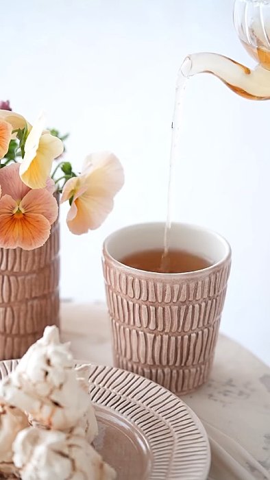 シナモン色のミディアムカップに紅茶を注ぐおうちカフェの様子