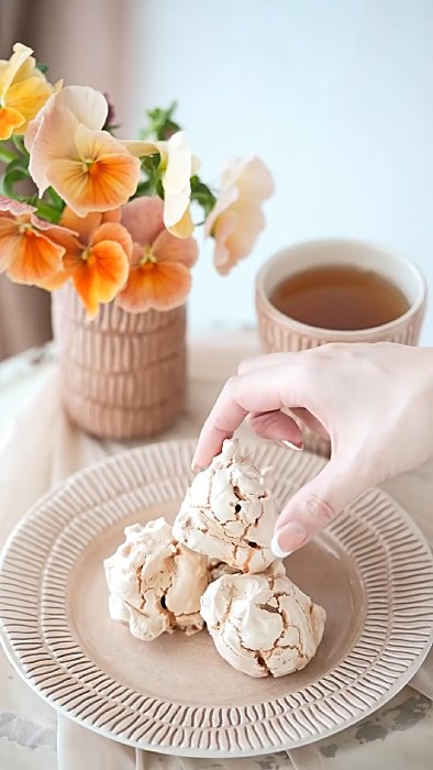 メレンゲのお菓子を乗せたおしゃれなラウンドプレート