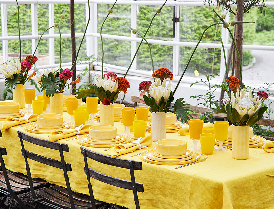 黄色い食器テーブルコーディネイト
