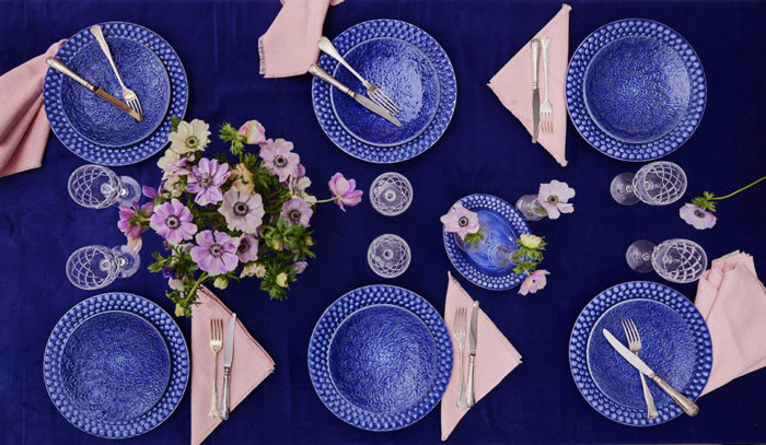 青い食器でテーブルコーディネート