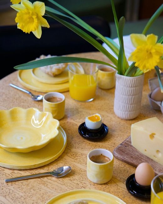 マテュース(Mateus)の黄色い食器とラッパ水仙で彩る、春のイースター(Easter)テーブルコーディネート。北欧モダンな朝食シーン。