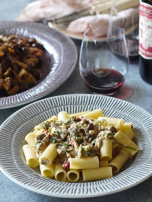 グレーの陶器製パスタ皿と秋刀魚のパスタ