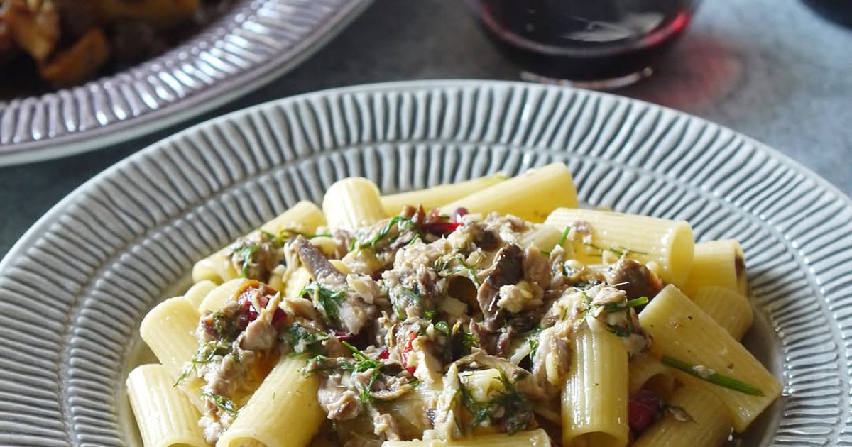 グレーの陶器製パスタ皿｜高級感のあるナチュラルな秋の食卓