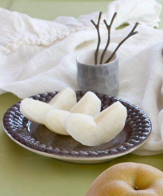 梨の取り皿に使用した楕円形の小皿とカトラリー