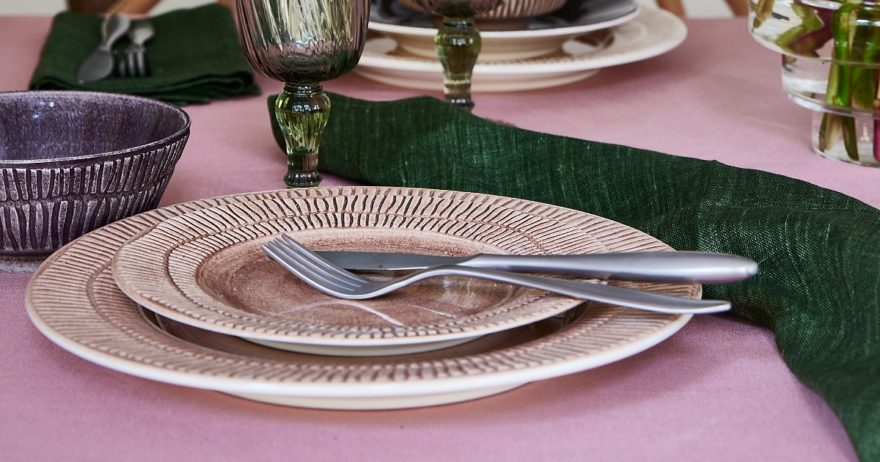 ピンクのテーブルクロスで大人のテーブルセッティング
