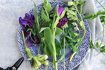 春のお花と北欧食器ブランドのパープルのお皿