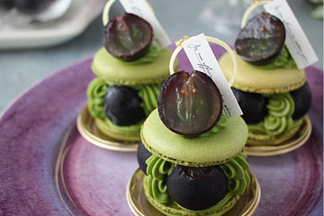 抹茶と葡萄のマカロンをパープルのお皿に盛り付け