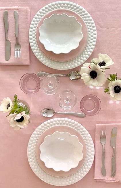 スカラップが美しいオイスターボウルと白のアネモネを添えた春の食卓