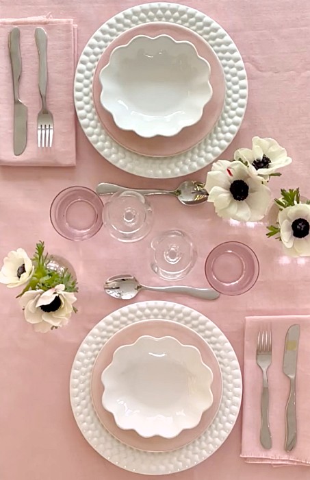 スカラップが美しいオイスターボウルと白のアネモネを添えた春の食卓